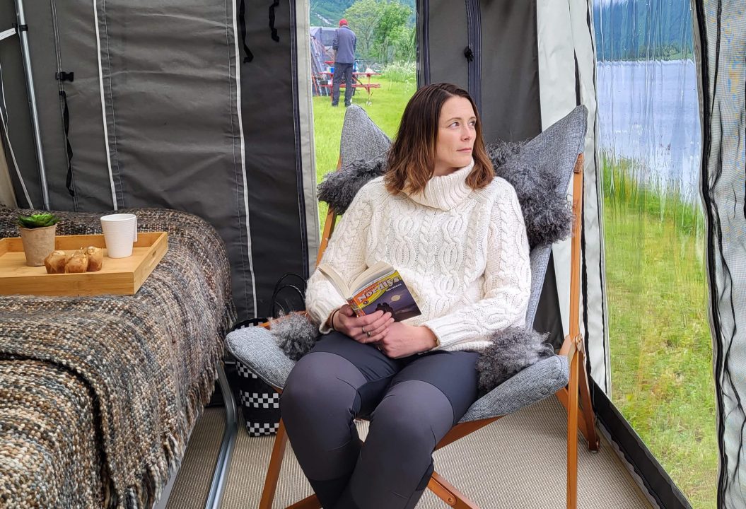 Tanja Gjelsten Løviknes sitter inne i combi-camp